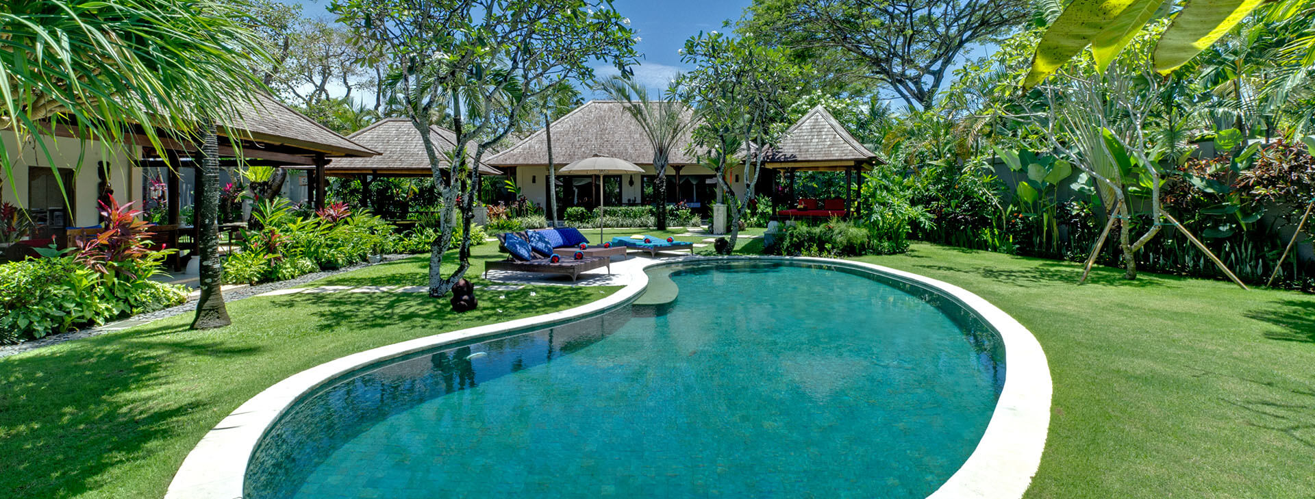 Villa Kakatua - Midday by the pool